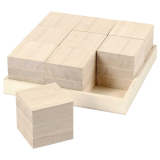 Дървени кубчета върху поднос